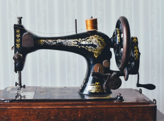 Ancienne machine à coudre - vêtements éthiques