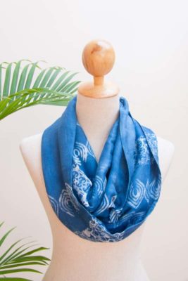mode ethique femme accessoire foulard soie coton artisanal teinture batik indigo naturel