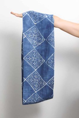 mode ethique femme accessoire foulard soie coton artisanal teinture batik indigo naturel