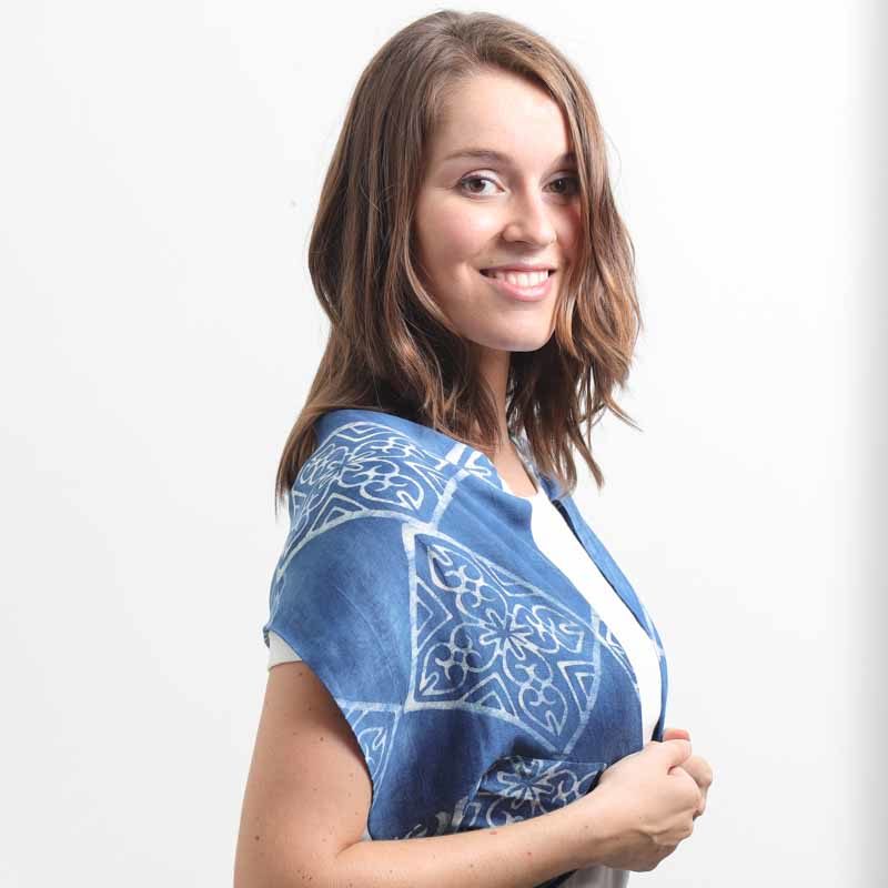 mode ethique femme accessoire foulard soie coton artisanal teinture batik indigo naturel