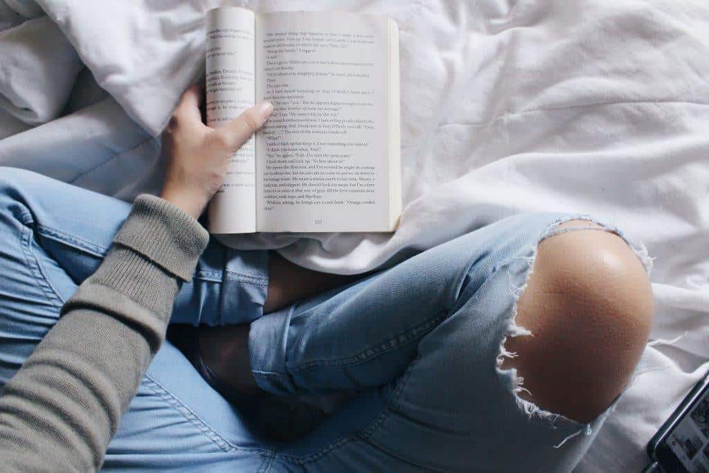Eco-geste: lire un livre au lieu de regarder une série en ligne