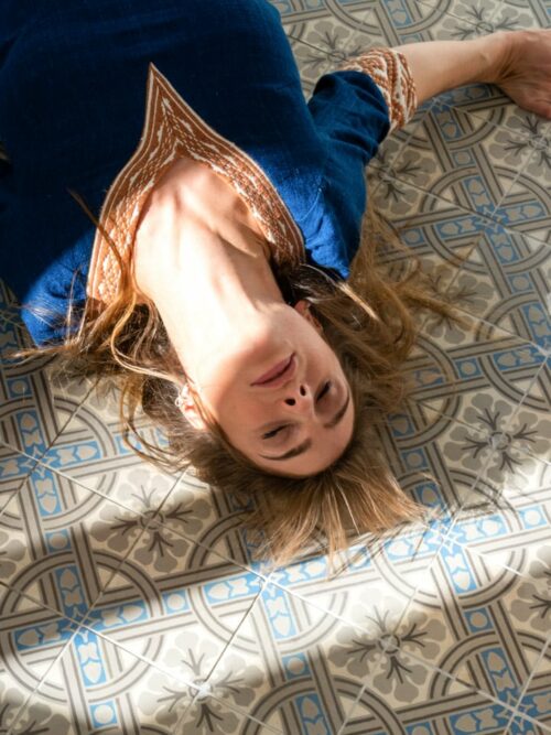 Blouse femme bleue et beige