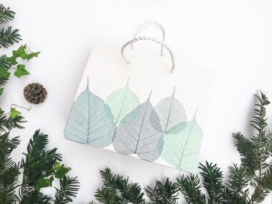 Sac cadeau artisanal pour Noël - Feuilles bleues