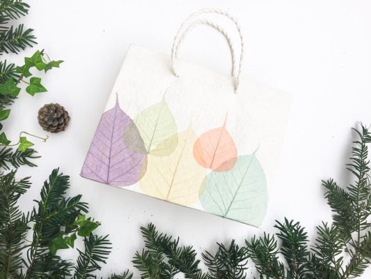 Sac cadeau artisanal pour Noël - Feuilles multicolores