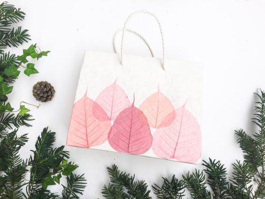 Sac cadeau artisanal pour Noël - Feuilles rose