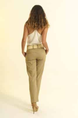 Mannequin sur fonds blanc - Pantalon équitable en lin coupe droite - couleur beige - ceinture en soie sauvage beige - porté sur top blanc - vue dos