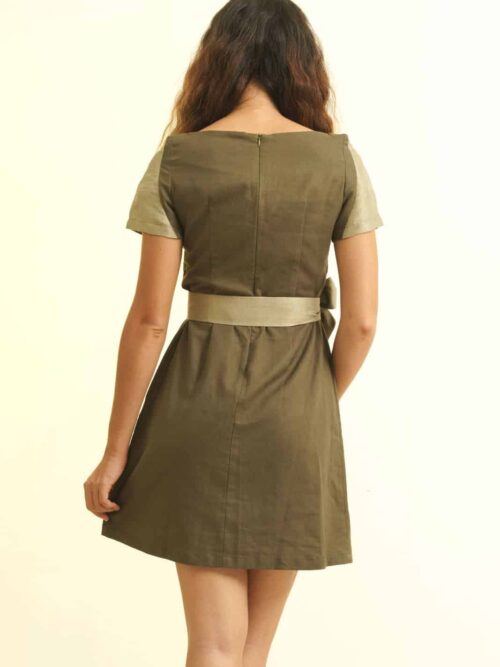 Mannequin sur fonds blanc - Robe équitable en lin - Coupe trapèze - Couleur vert - Ceinture en soie sauvage grise - Vue dos