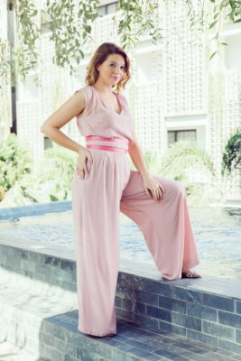 MUUDANA-Responsible eco fashion-Combination Bayon pants-Cotton and silk-Pink color-Three quarter view - Vertical