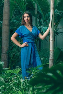 MUUDANA-Mode eco responsable-Robe Angkor-Coton et soie-Couleur Bleue-Vue face jardin tropical - Vertical