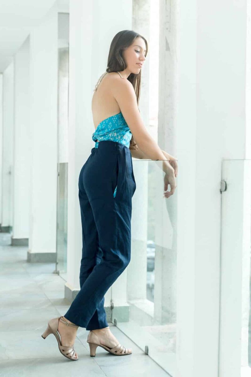 MUUDANA-Mode eco responsable femme-Pantalon cigarette Bassac-Lin et Soie tisse main-Motif Ikat-Couleur Bleu-vue cote - Vertical