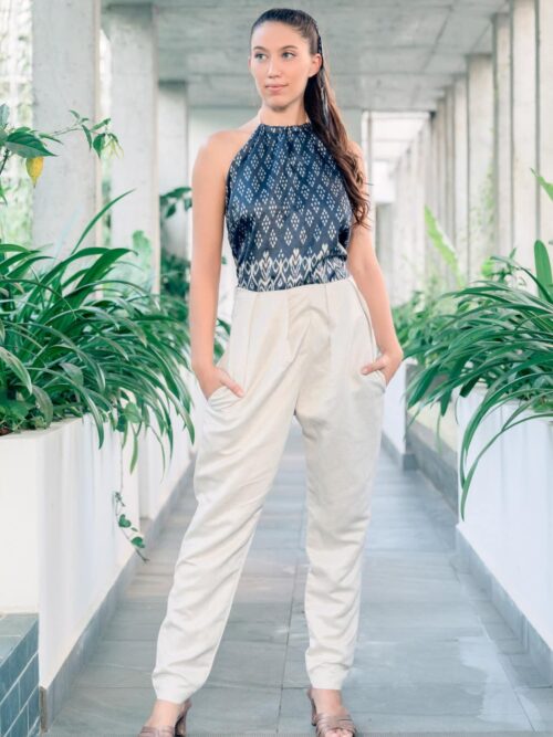 MUUDANA-Mode eco responsable femme-Pantalon cigarette Bassac-Lin et Soie tisse main-Motif Ikat-Couleur Crème et gris-vue face - Vertical