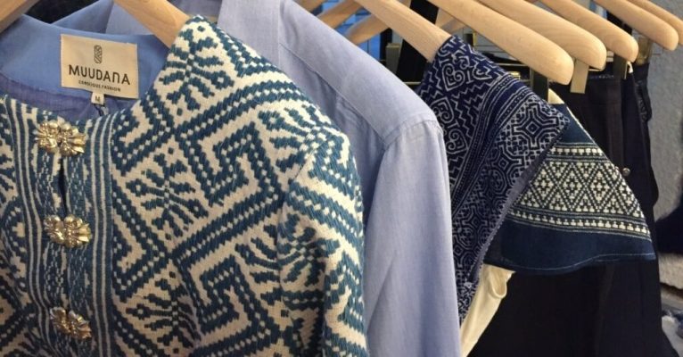 vetements ethiques sur cintres en boutique