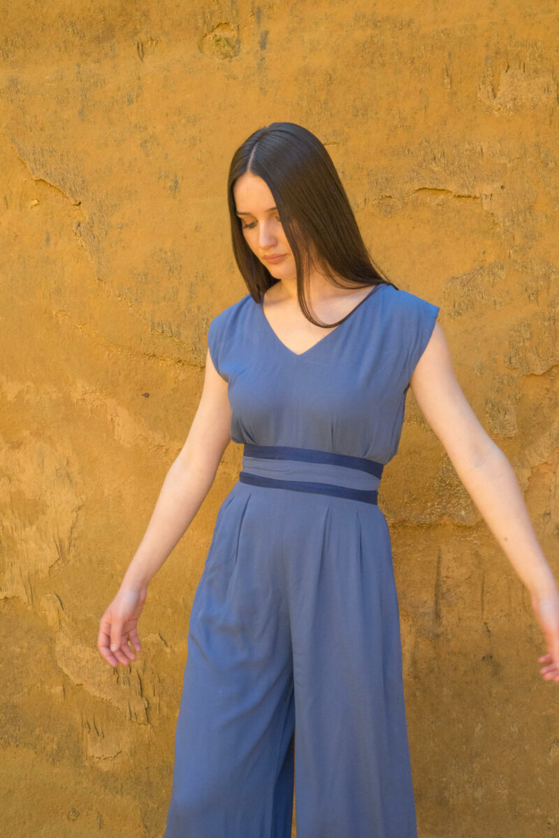 Femme portant combinaison pantalon bleue ceinture soie