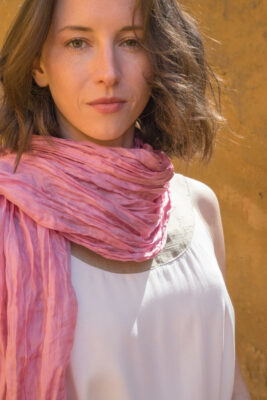 Femme portant foulard soie organza fait main rose