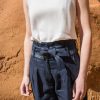 femme portant pantalon lin bleu ceinture