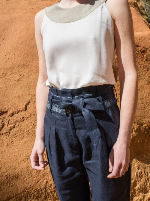 femme portant pantalon lin bleu ceinture