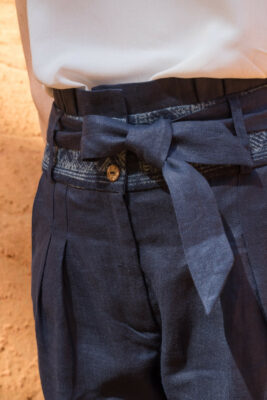 détail pantalon lin bleu ceinture