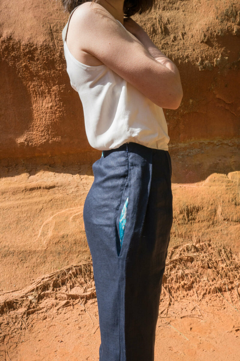 femme portant pantalon lin detail poche cote