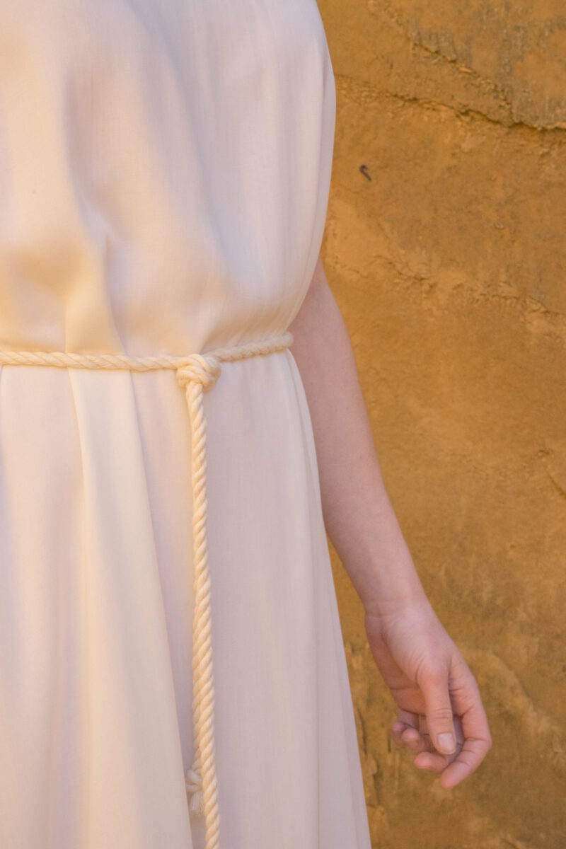 Detail femme portant robe blanc soie sauvage