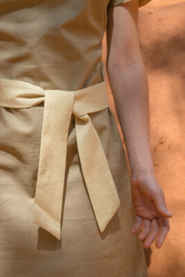 Detail femme portant robe lin beige soie sauvage