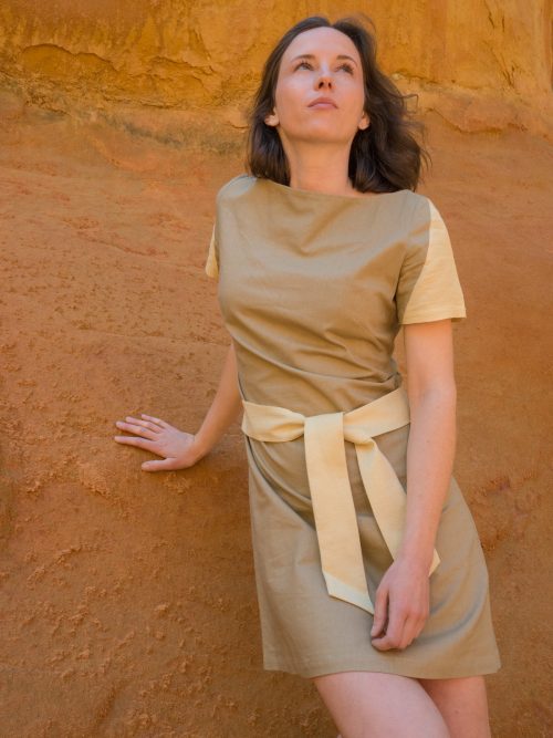 Femme portant robe lin beige soie sauvage