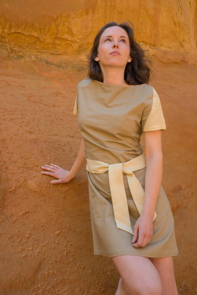 Femme portant robe lin beige soie sauvage
