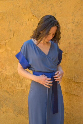 femme portant robe portefeuille bleue soie traditionnelle