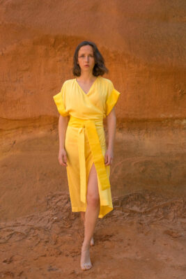 femme portant robe portefeuille jaune soie traditionnelle