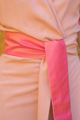 femme portant robe portefeuille rose soie traditionnelle