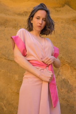 femme portant robe portefeuille rose soie traditionnelle