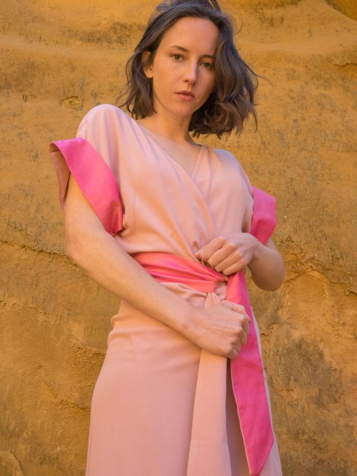 femme portant robe portefeuille rose soie traditionnelle