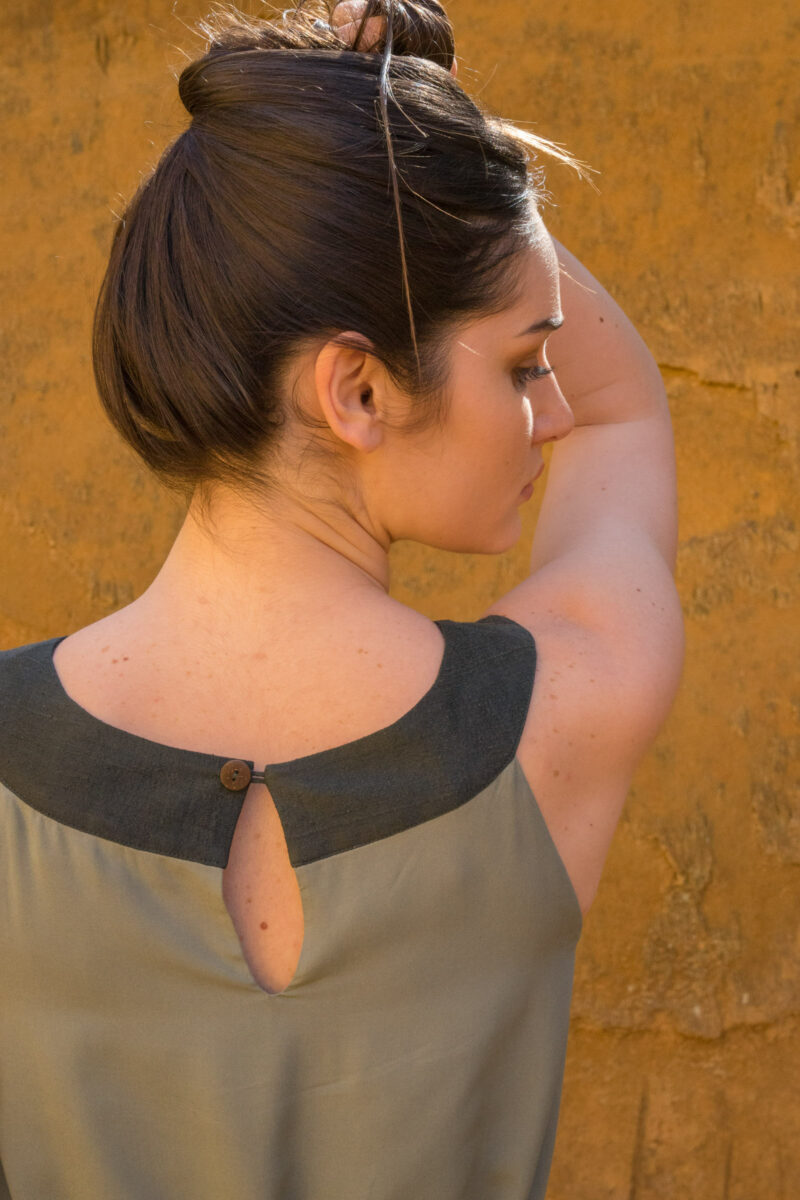 femme de dos portant robe vert soie sauvage