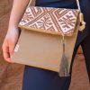 femme portant sac bandoulière tissage main ocre