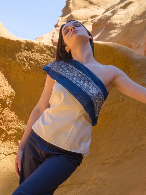 femme portant top asymetrique bleu tissage traditionnel