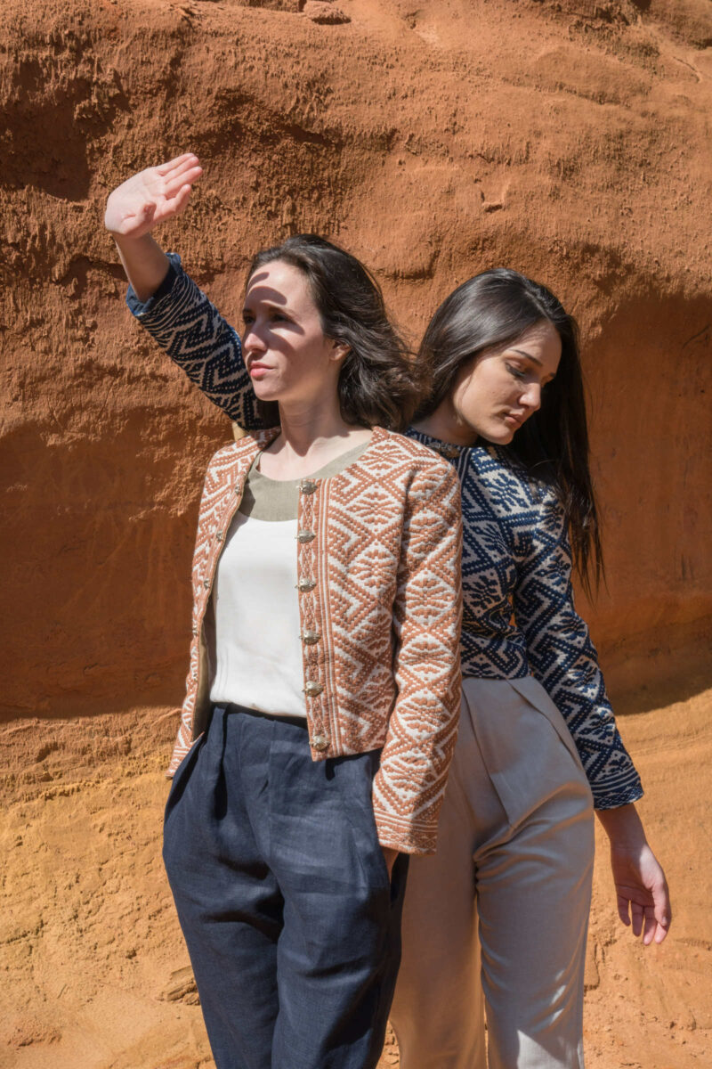 deux femmes portant veste motif ethnique