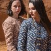 deux femmes portant veste tissage traditionnel