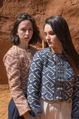 deux femmes portant veste tissage traditionnel