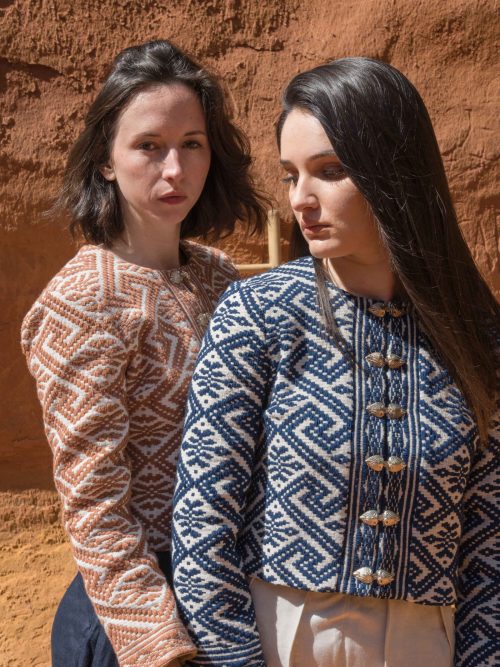 deux femmes portant veste tissage traditionnel