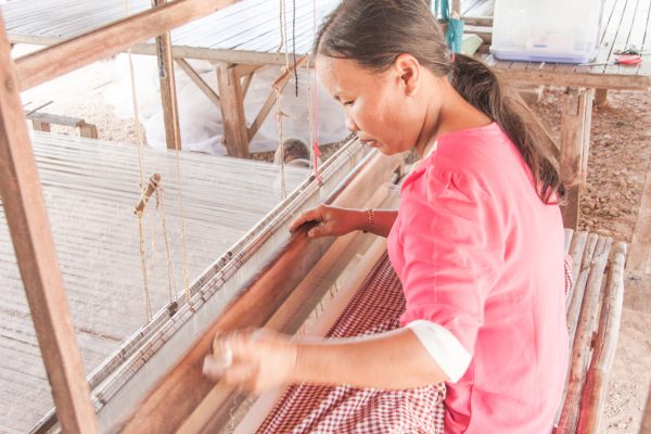 Femme et métier à tisser traditionnel
